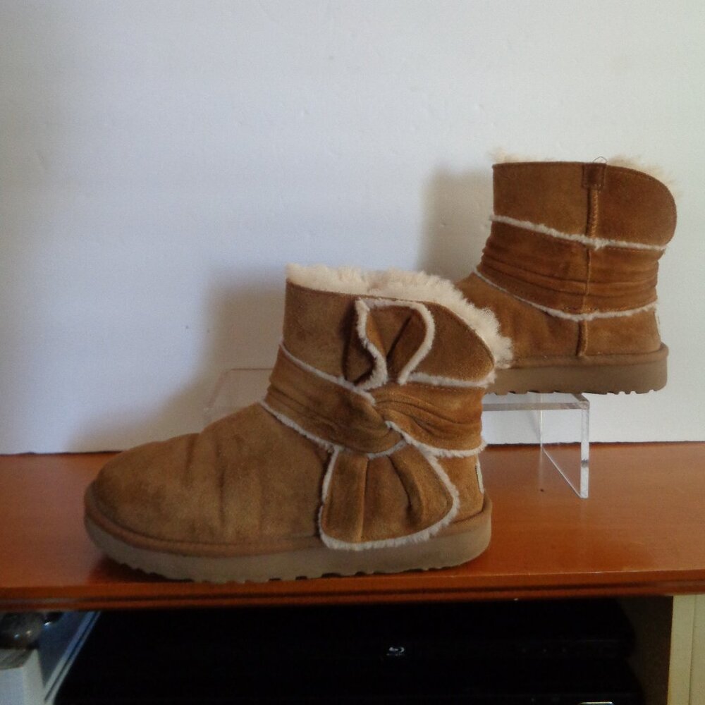 UGG MINI SPILL SEAM BOW BOOTS IN CHESTNUT SIZE 7